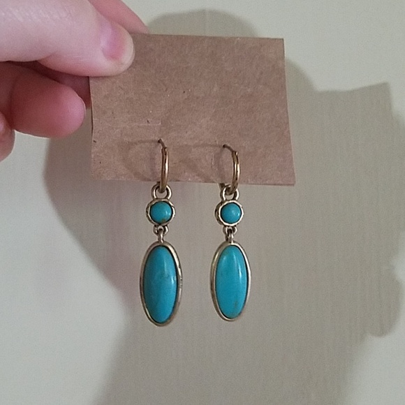 3 pairs of earrings in gold tone. - Picture 3 of 7